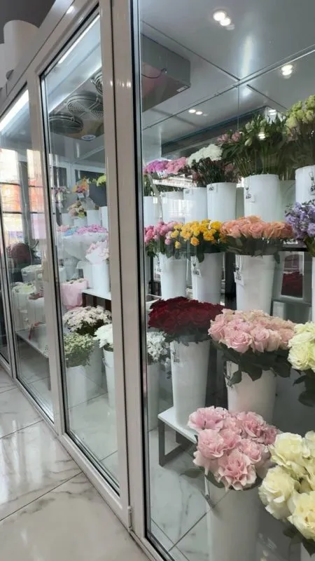Свежие цветы в витрине магазина Labberry в Саратове