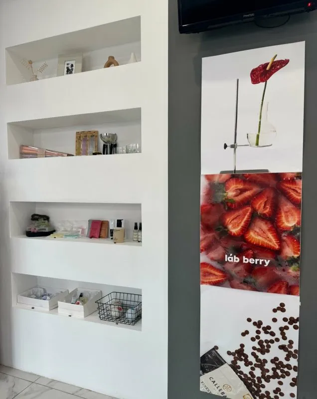Стеллаж с подарками в магазине Labberry в Саратове
