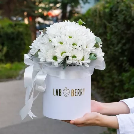 Шляпная коробка S с хризантемой